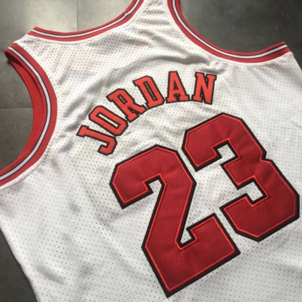 Men's Chicago Bulls Michael Jordan #23 Throwback White 1996-97 Hardwood Classics Player Jersey-Pro Kit Vault | Brand New 26/27 Sports Jerseys